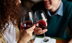 casal brindando vinho