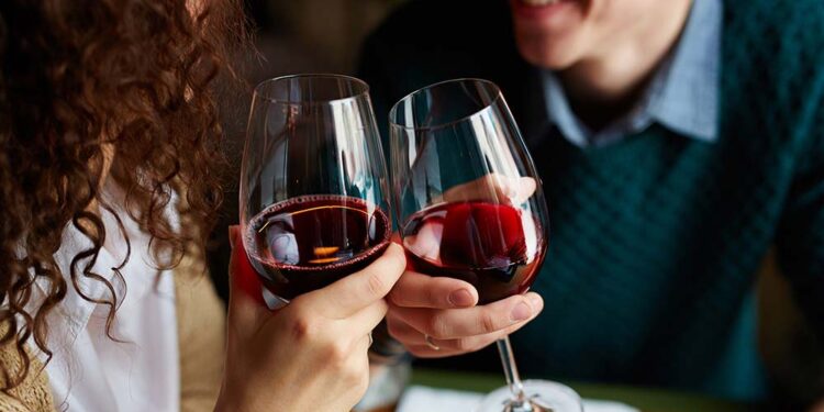 casal brindando vinho