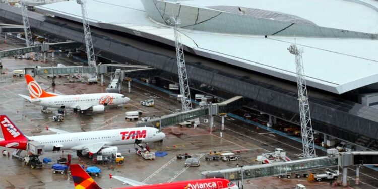 Mau tempo atrapalha condições de visibilidade e, por causa disso, ao menos 17 voos foram direcionados a outras cidades.