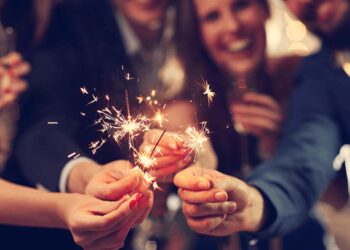 Comemorações na base do governo pelos "8 anos de paz" após punição a Bolsonaro.