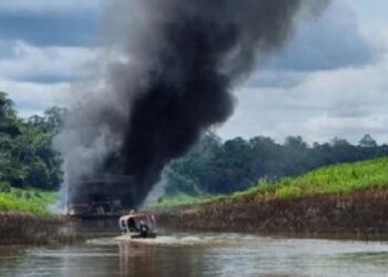 PF destrói balsas utilizadas para garimpos ilegais no Amazonas