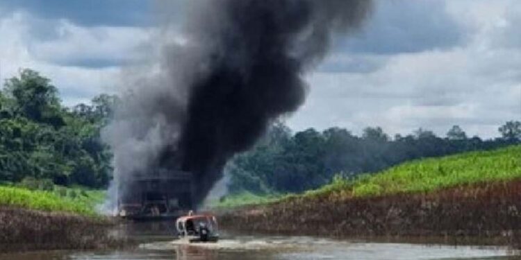 PF destrói balsas utilizadas para garimpos ilegais no Amazonas