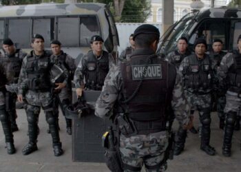 “Por trás da linha de escudos”