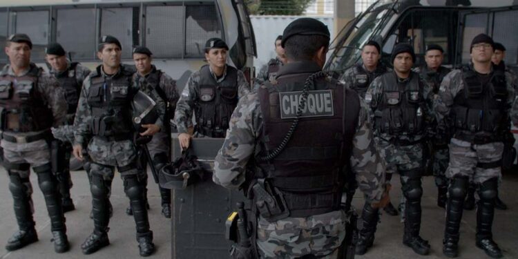 “Por trás da linha de escudos”