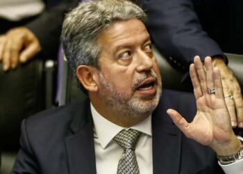 PF encontra pagamentos para “Arthur” em investigação contra assessor de Lira