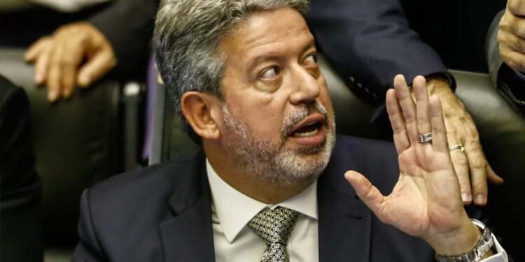 PF encontra pagamentos para “Arthur” em investigação contra assessor de Lira