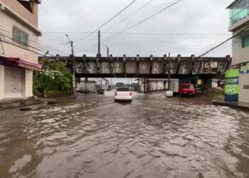Rua Imperial, no Centro do Recife, ficou alagada