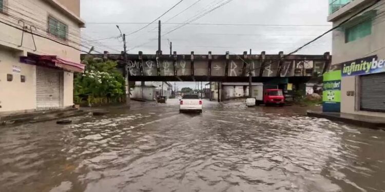 Rua Imperial, no Centro do Recife, ficou alagada