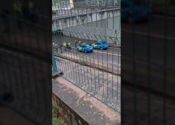 Agentes de trânsito na entrada do túnel, onde corpo foi achado