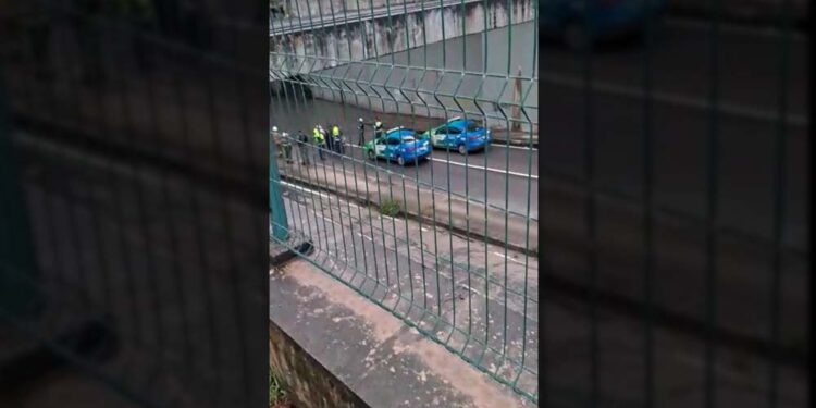 Agentes de trânsito na entrada do túnel, onde corpo foi achado
