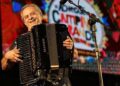 Flávio José durante performance em Campina Grande, em 2022