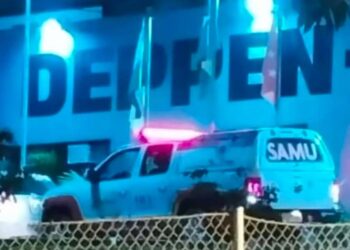 Carro do Samu chega à cadeia em Londrina no início da madrugada