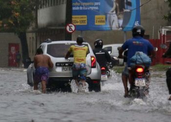 Rua Imperial ficou tomada pela água e carros tiveram que ser empurrados