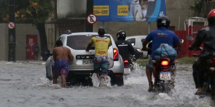 Rua Imperial ficou tomada pela água e carros tiveram que ser empurrados