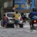 Rua Imperial ficou tomada pela água e carros tiveram que ser empurrados