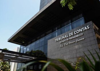 O TCE-PE é responsável pela fiscalização contábil do Estado de PE