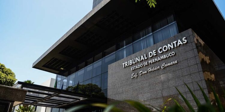 O TCE-PE é responsável pela fiscalização contábil do Estado de PE