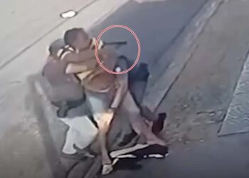 Câmera flagra ladrão desarmando policial