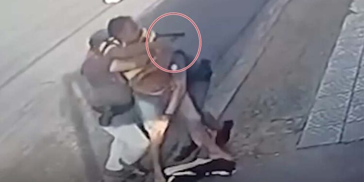Câmera flagra ladrão desarmando policial
