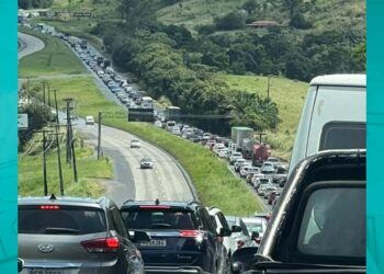Trânsito ficou parado na BR_232, em Moreno, na saída para o feriadão de São João