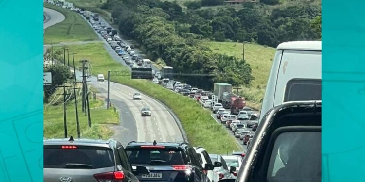 Trânsito ficou parado na BR_232, em Moreno, na saída para o feriadão de São João