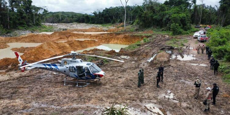 Polícia Federal durante operação contra o Garimpo Ilegal