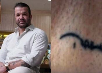 A tatuagem que a jovem europeia diz ter sido pressionada a fazer com um desenho da marca do empresário