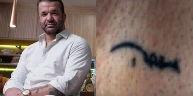 A tatuagem que a jovem europeia diz ter sido pressionada a fazer com um desenho da marca do empresário