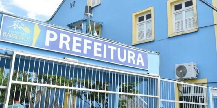 Prefeitura de Barreiros mandou pagar R$ 300 mil para show de sanfoneiro na festa da cidade, mesmo com situação de emergência.