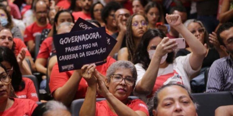 Greve de professores pode apimentar processo eleitoral em Pernambuco.