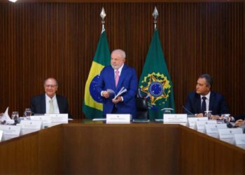 Presidente está conversando com líderes partidários e presidentes do Senado e da Câmara.