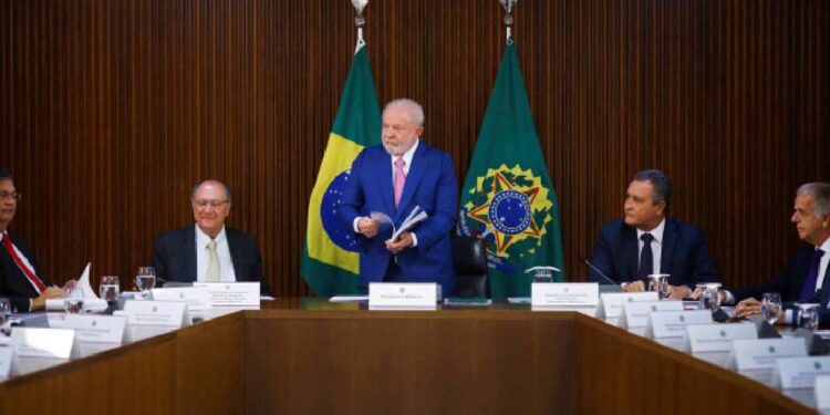 Presidente está conversando com líderes partidários e presidentes do Senado e da Câmara.