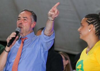 Ministro do STF, Luís Roberto Barroso, discursando no 59º Congresso da UNE em Brasília.