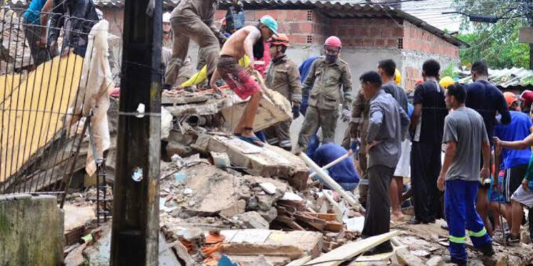 Últimas vítimas encontradas após desabamento no Janga em Paulista