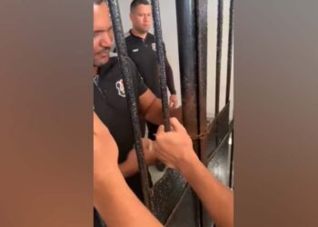 Portão foi aberto por integrantes do próprio clube