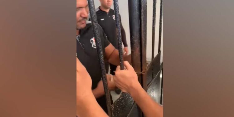 Portão foi aberto por integrantes do próprio clube