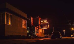 Socos, tapas e stealthing: o que aconteceu entre prostituta e assessor de deputado em motel