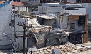 Prédio comercial de dois andares caiu, nesta segunda (10), na Avenida Domingos Ferreira, na Zona Sul do Recife