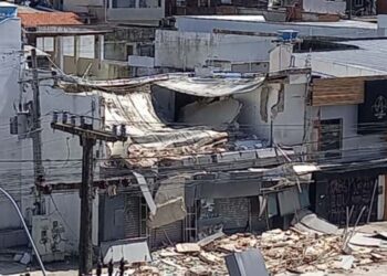 Prédio comercial de dois andares caiu, nesta segunda (10), na Avenida Domingos Ferreira, na Zona Sul do Recife