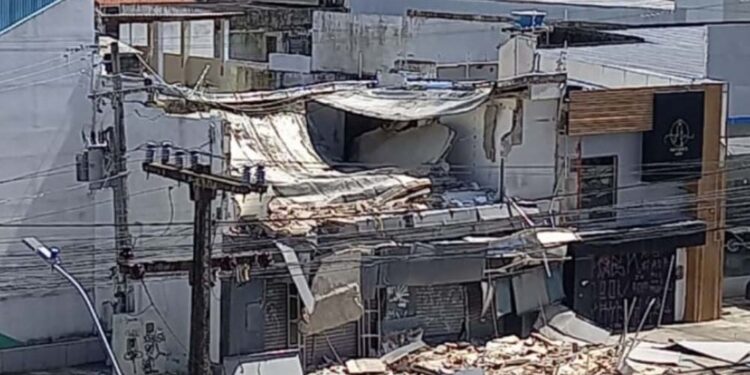 Prédio comercial de dois andares caiu, nesta segunda (10), na Avenida Domingos Ferreira, na Zona Sul do Recife