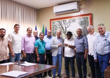 Troca de experiências e projetos inovadores marcam reunião entre prefeitos de Vitória de Santo Antão e Carpina.
