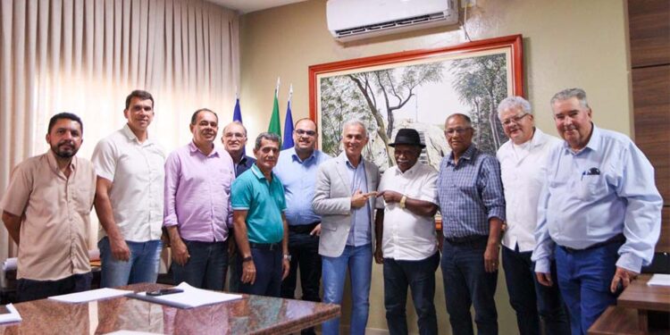Troca de experiências e projetos inovadores marcam reunião entre prefeitos de Vitória de Santo Antão e Carpina.