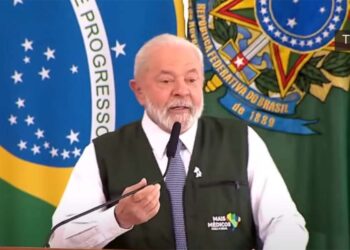 Governo Lula relança o programa Mais Médicos.