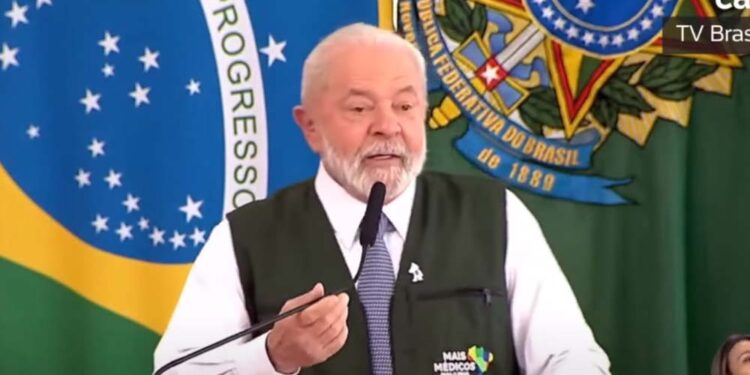 Governo Lula relança o programa Mais Médicos.
