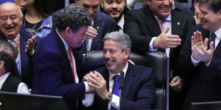 Governo de Lula garante R$ 16,2 bilhões em emendas parlamentares em 2023.