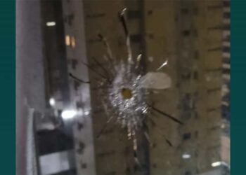 A bala atravessou a janela e atingiu um guarda-roupa, no nono andar de um prédio.