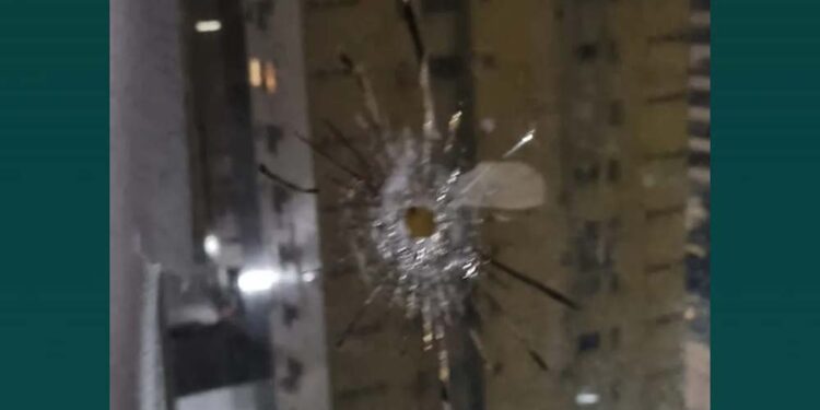 A bala atravessou a janela e atingiu um guarda-roupa, no nono andar de um prédio.