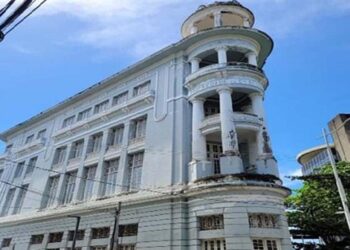 Conhecido como “ferro de engomar”, o imóvel está localizado no Recife Antigo