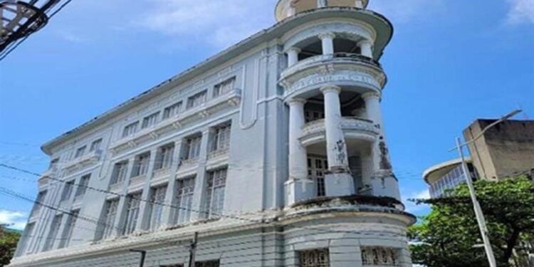 Conhecido como “ferro de engomar”, o imóvel está localizado no Recife Antigo