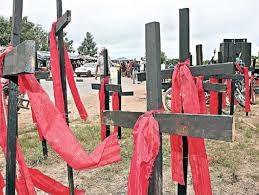 Cruzes simbolizam mortes em conflitos no campo